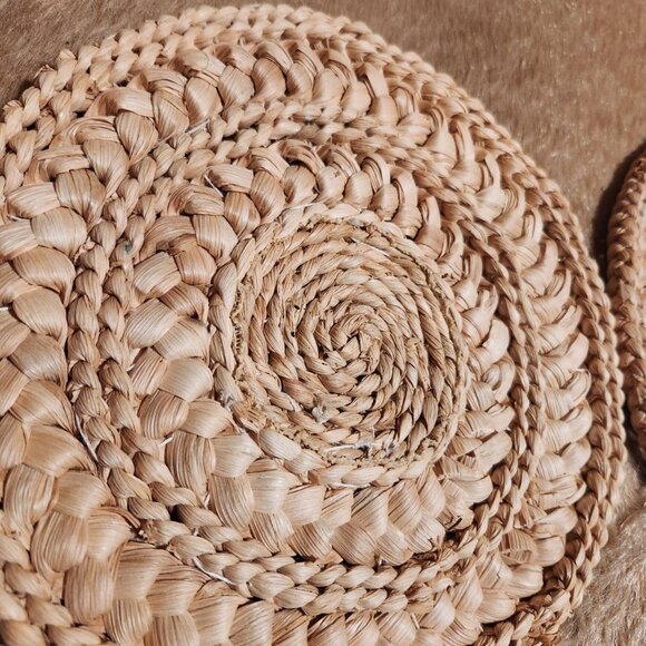 Vintage 1980s Rafia Woven Needlepoint Trivets With Floral Design Set Of 2 Cottag - Picture 5 of 6